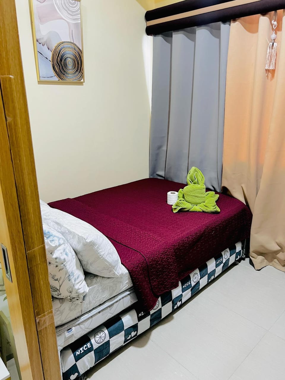 Bed, Bedroom, towels
