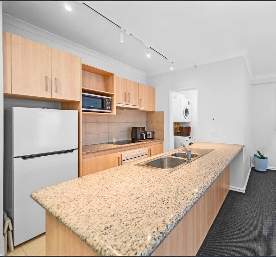 64 Sweeping Views EastPerth 2BR PoolPkg Apartment in Perth