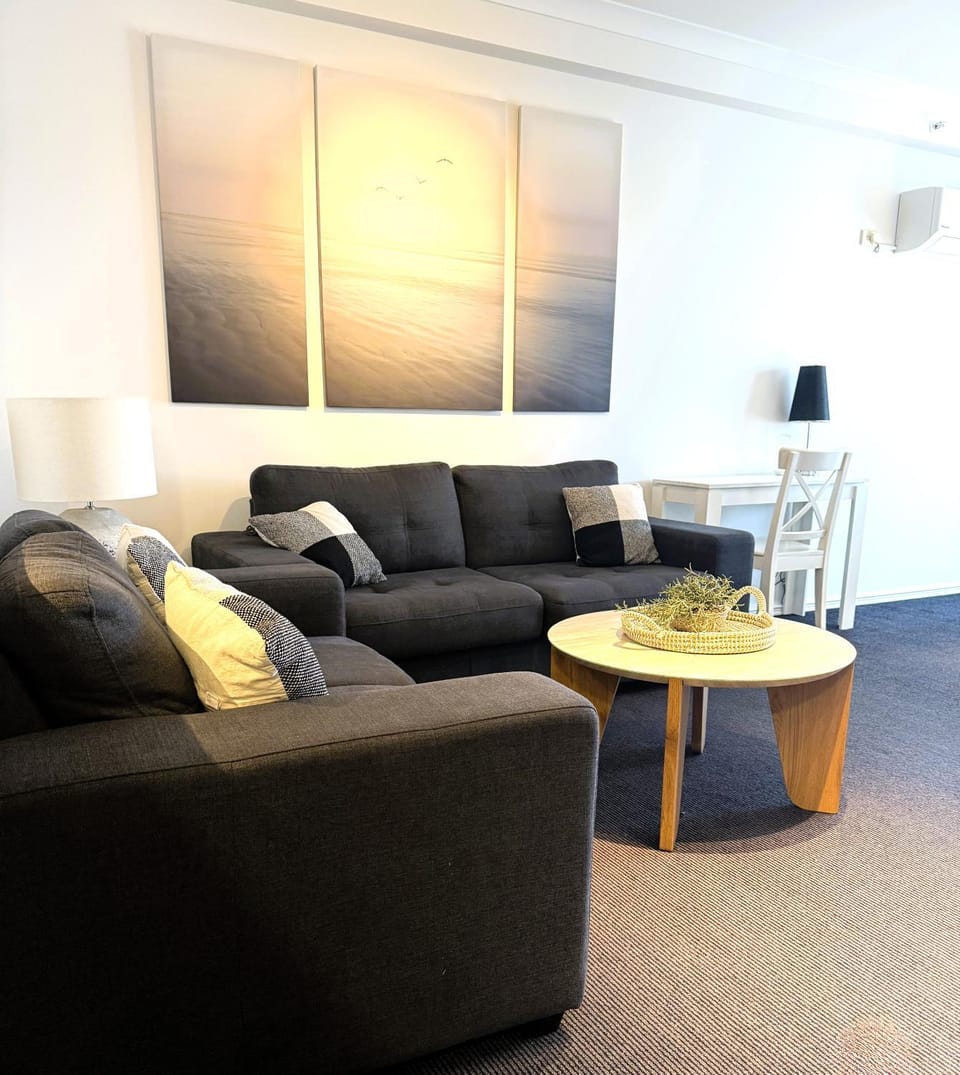 64 Sweeping Views EastPerth 2BR PoolPkg Apartment in Perth