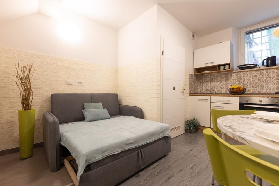 Bed, Kitchen or kitchenette, Living room, Photo of the whole room, Seating area, Bedroom, stove, towels, kitchen