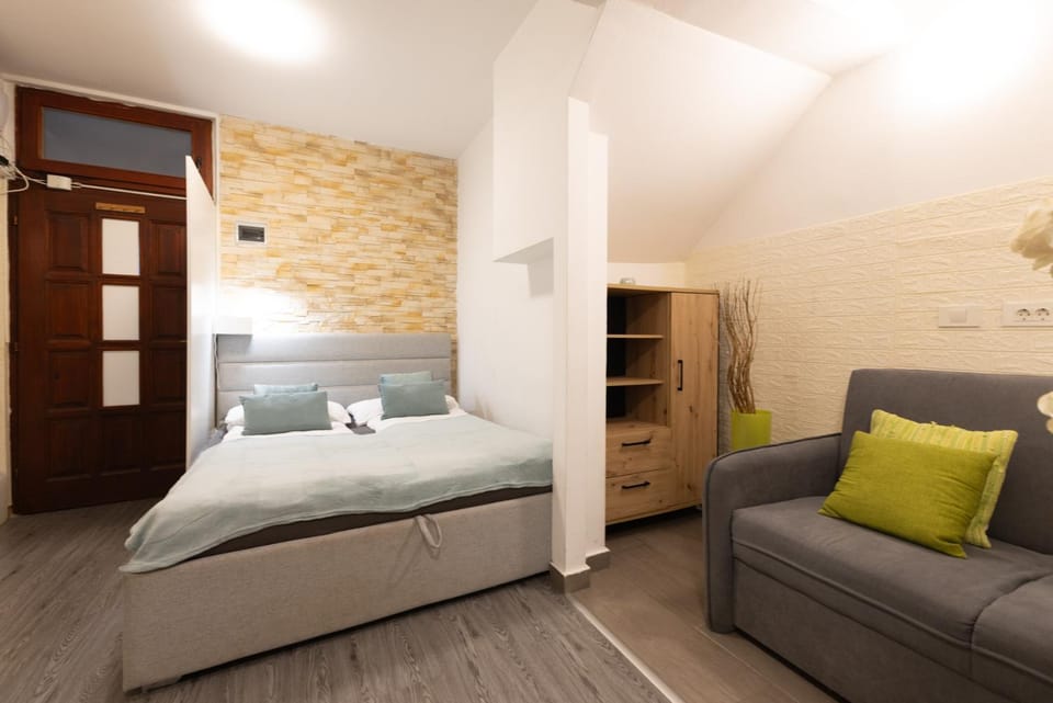 Bed, Living room, Photo of the whole room, Seating area, Bedroom