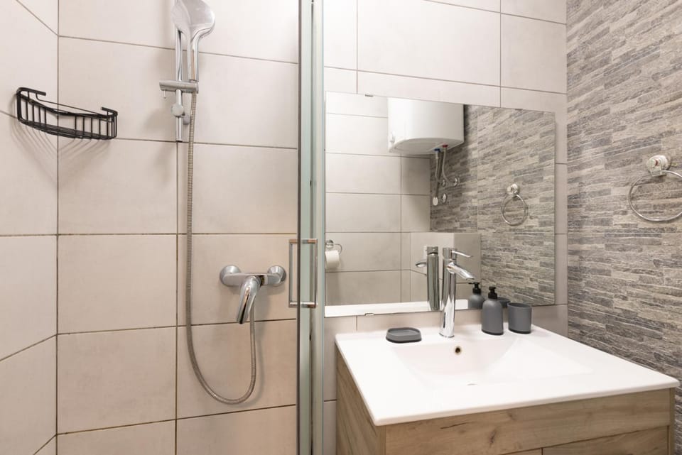 Shower, Toilet, Bathroom, towels