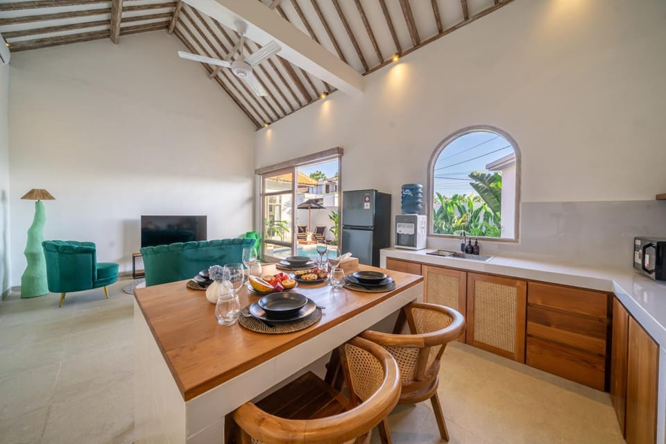 Kitchen or kitchenette, Dining area