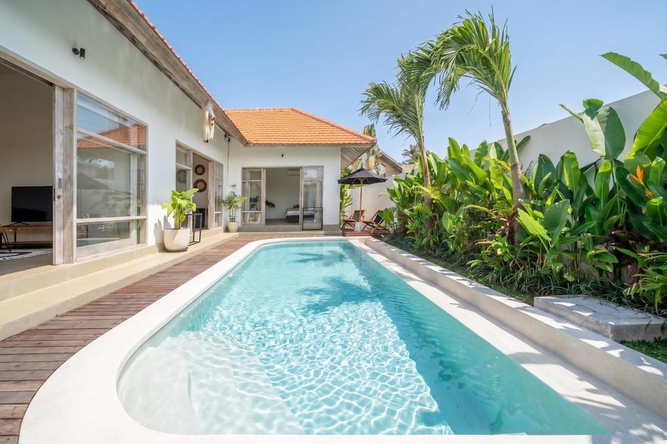 Patio, Swimming pool, Swimming pool, sunbed