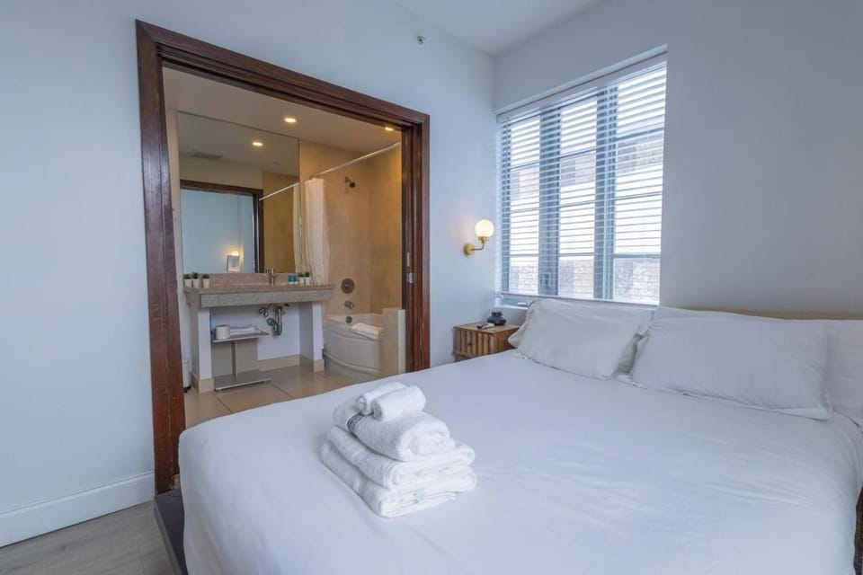 Beautiful Studio with Rooftop pool B309 Apartment in Flamingo Lummus