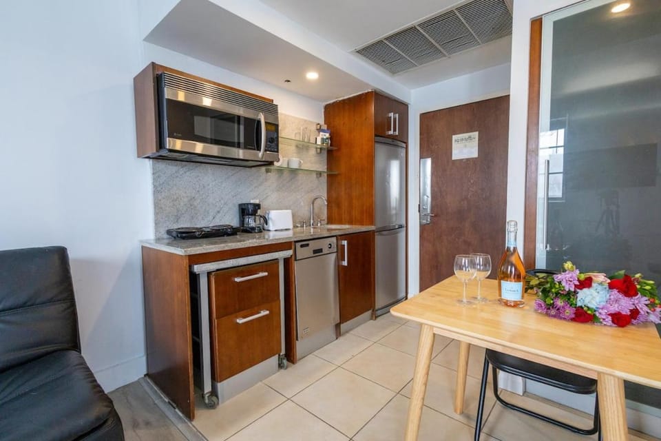 Beautiful Studio with Rooftop pool B309 Apartment in Flamingo Lummus