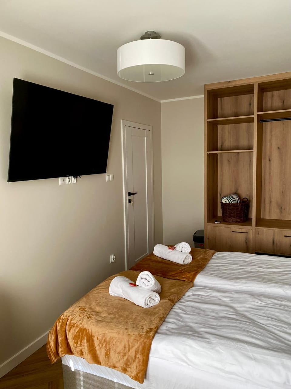 Bed, TV and multimedia, Photo of the whole room, Bedroom, towels, wardrobe