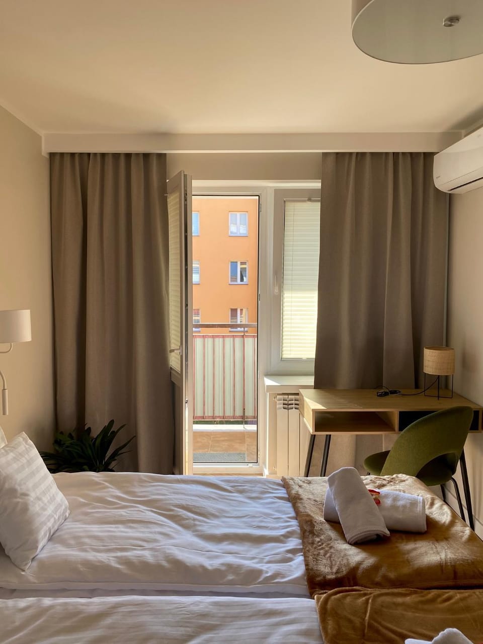Bed, Balcony/Terrace, Photo of the whole room, Bedroom, internet