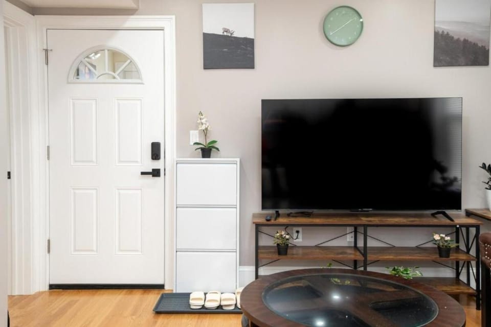 3BR Boston Hideaway - Pet-Friendly - Steps to Franklin Park & Red Line 558-3 Apartment in Quincy