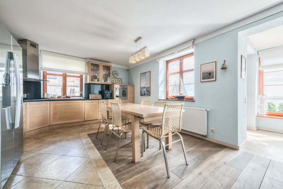 Kitchen or kitchenette, Living room, Seating area, Dining area