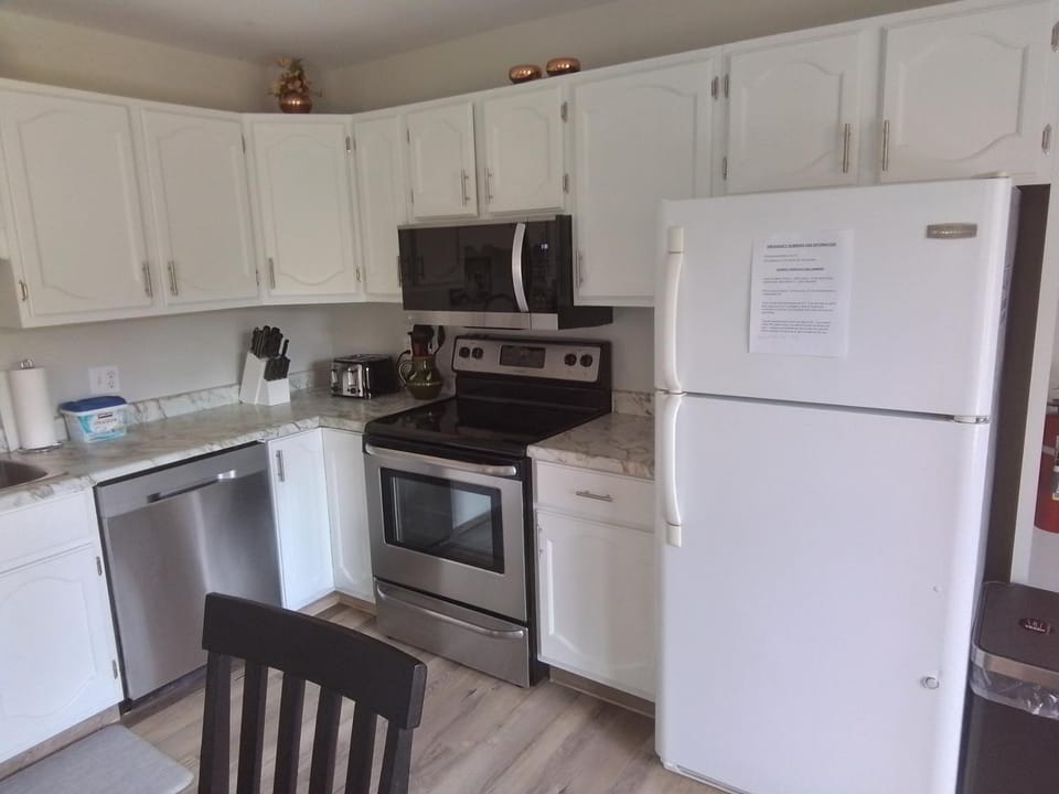 Kitchen or kitchenette, Dining area, dishwasher, oven, pet friendly, stove, toaster