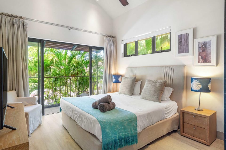 Waterfront Luxury Lodge w Private Pool Apartment in Rivière Noire District, Mauritius
