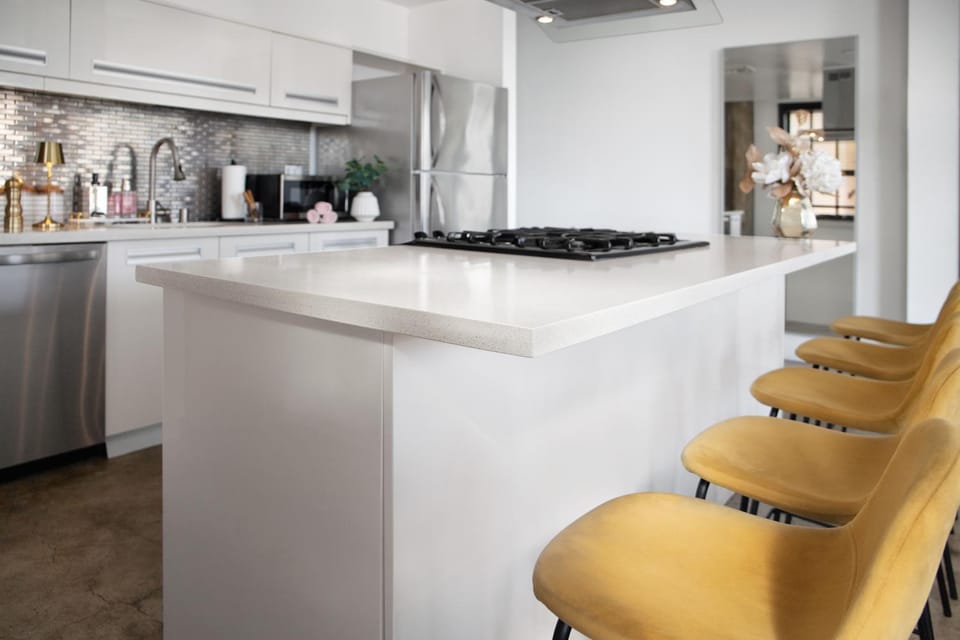 Kitchen or kitchenette, Seating area, stove