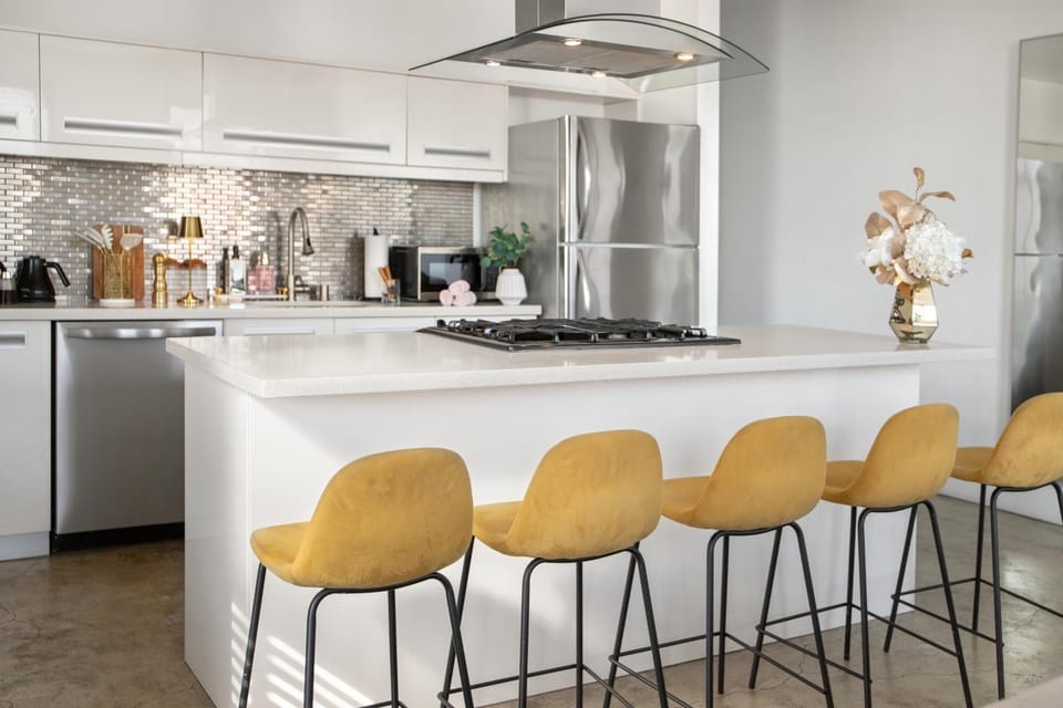 Coffee/tea facilities, Kitchen or kitchenette, Dining area, dishwasher, oven, stove