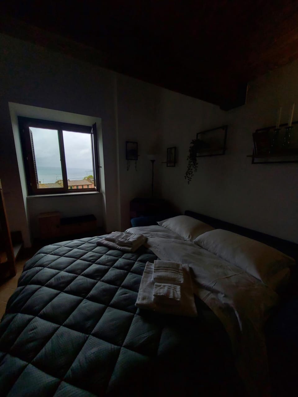 Bed, towels