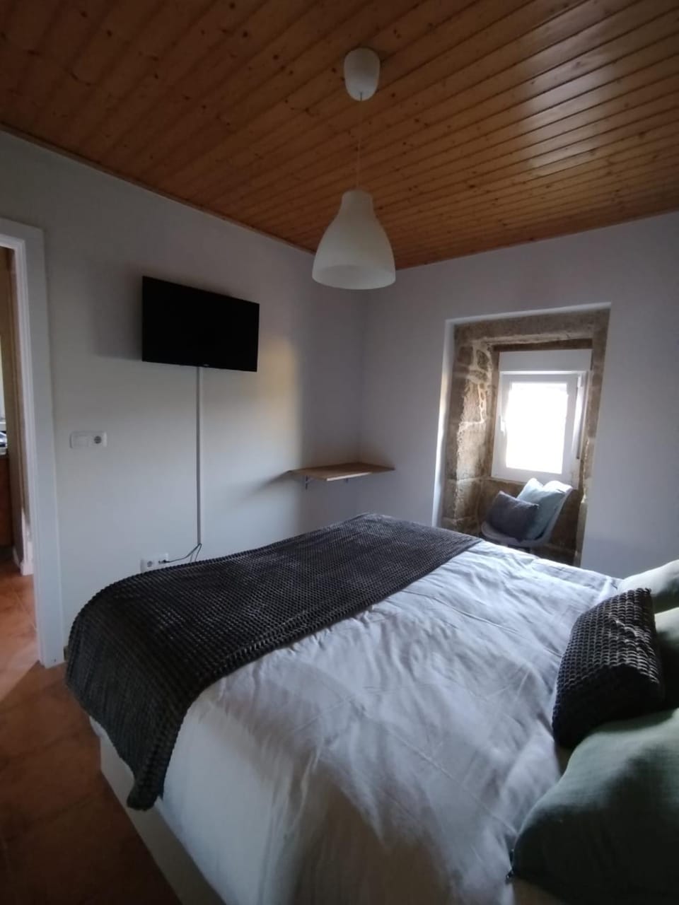 Bed, TV and multimedia, Photo of the whole room, Bedroom