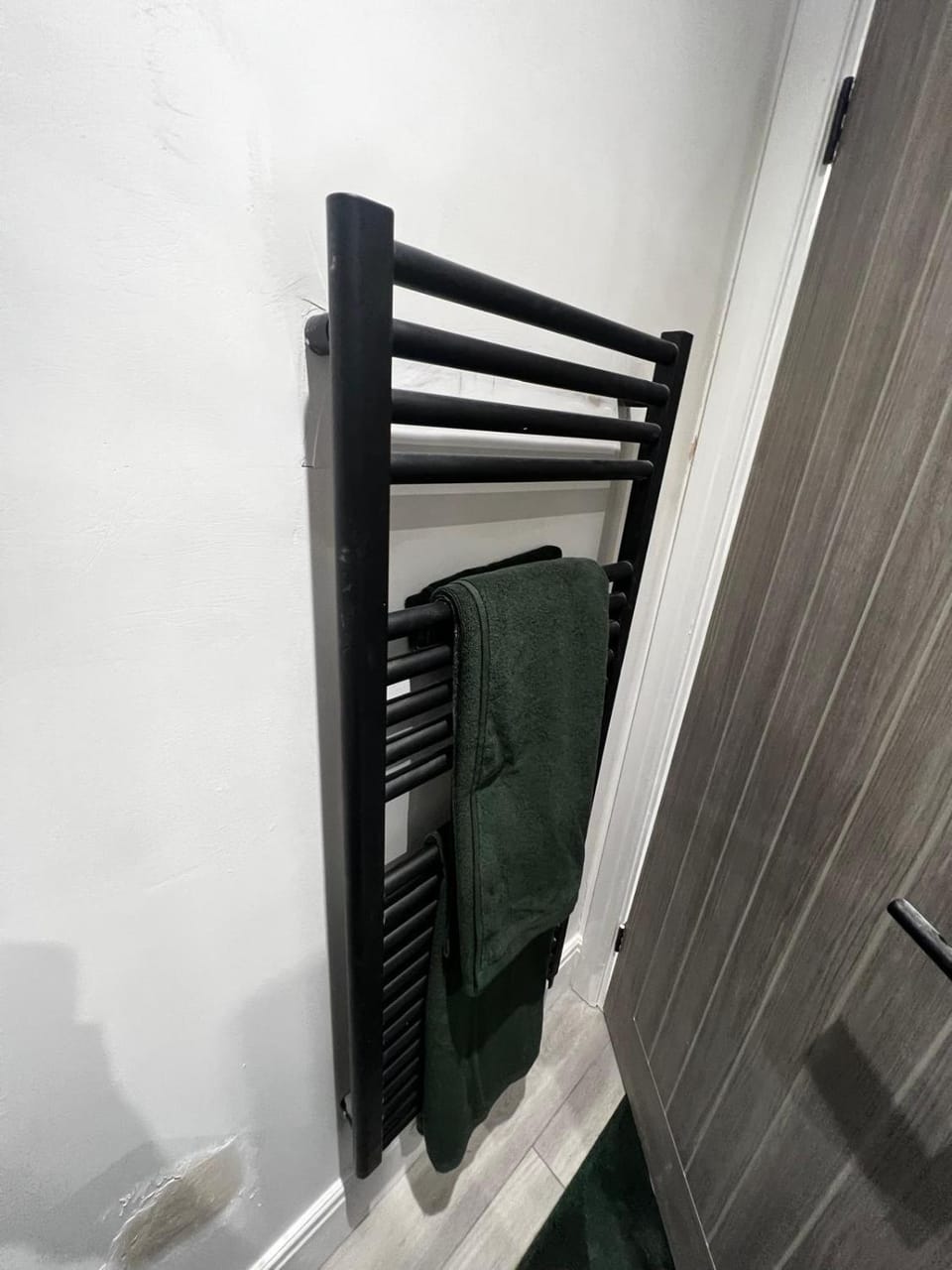 ResiLets - Mood Studio 4 - Town centre studio room with en-suite Apartment in England