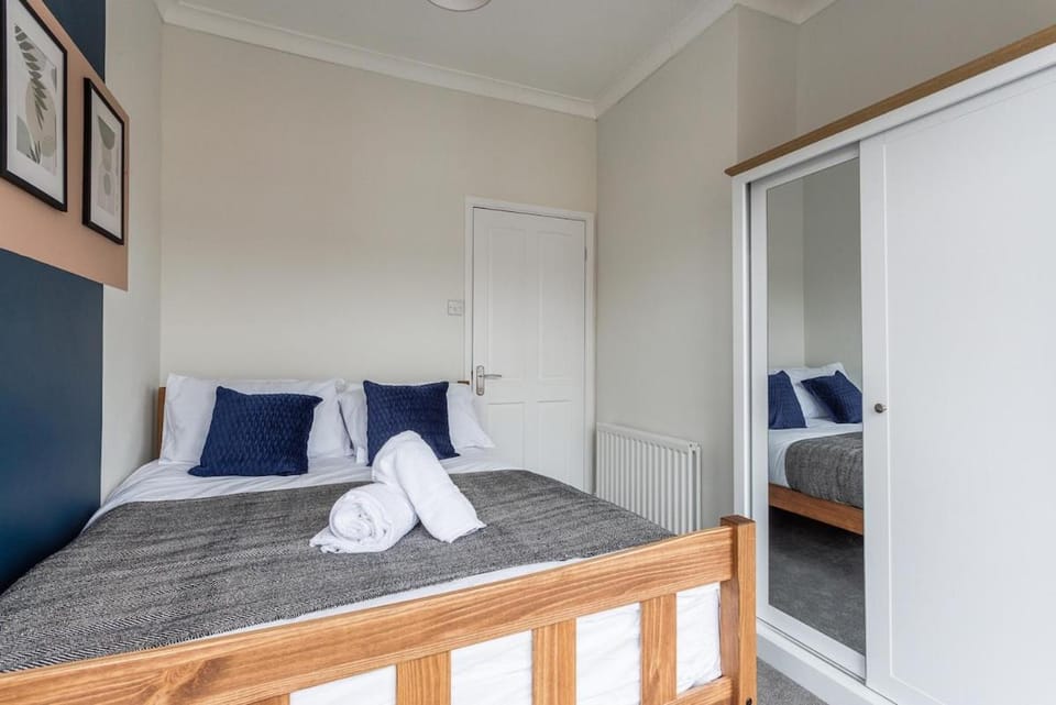 Cosy 4-BR Darlington Home Near Hospital-Sleeps 8! House in Darlington