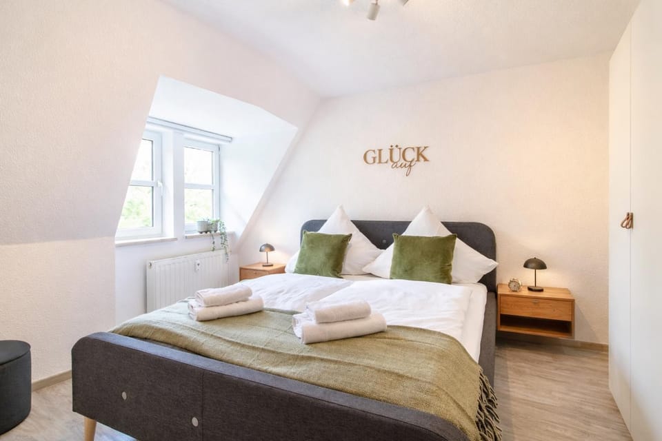 Bed, Bedroom, towels