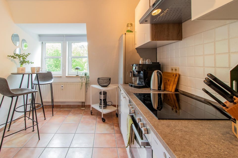 Kitchen or kitchenette, Dining area, stove, toaster