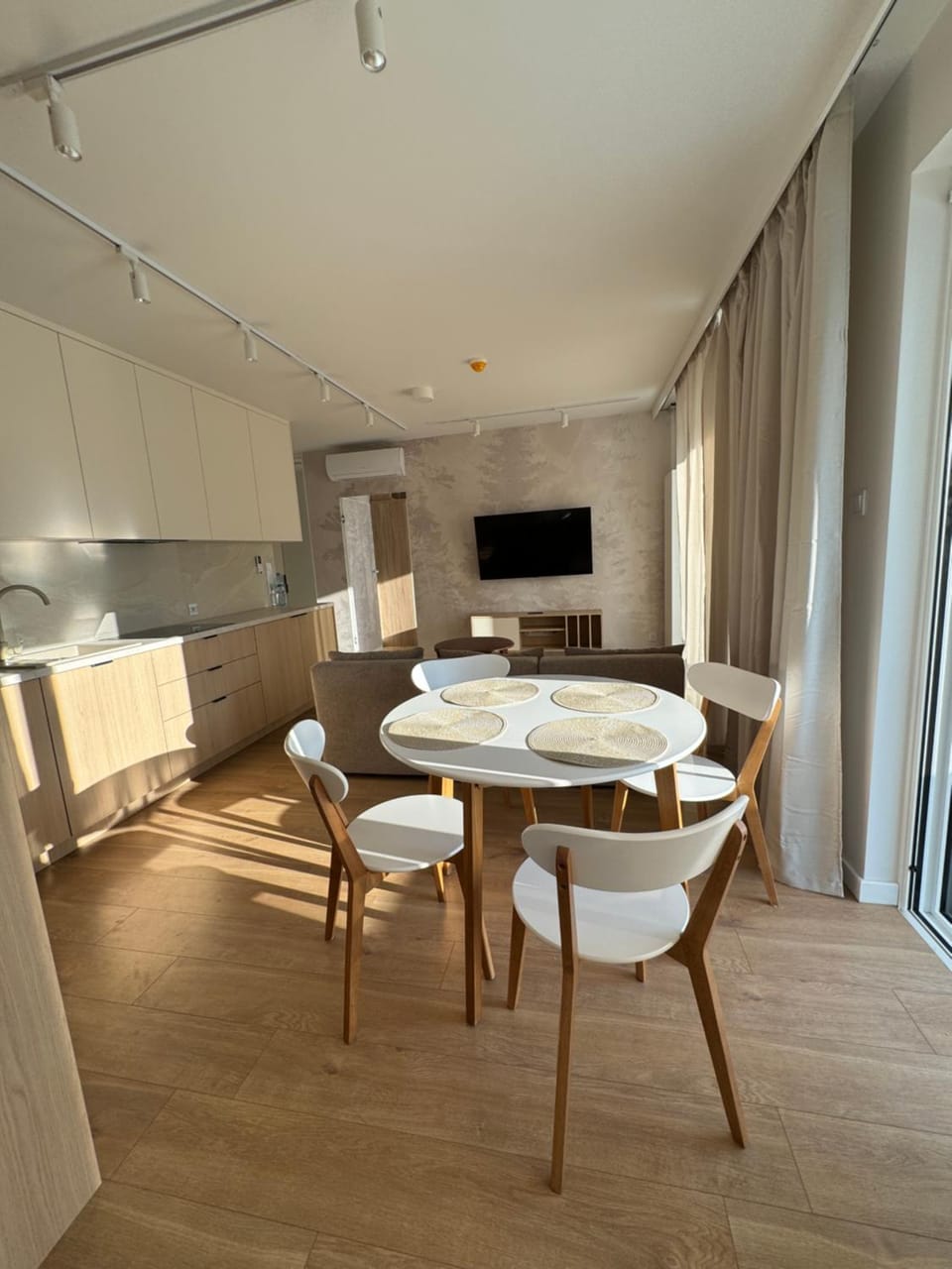 TV and multimedia, Kitchen or kitchenette, Living room, Seating area, Dining area