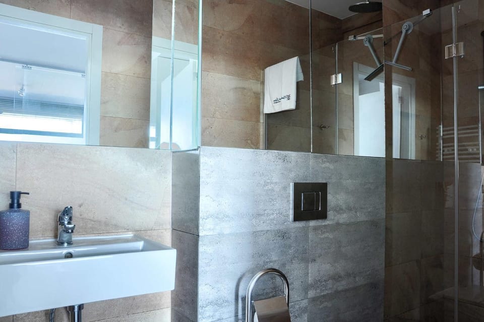 Shower, Bathroom, towels