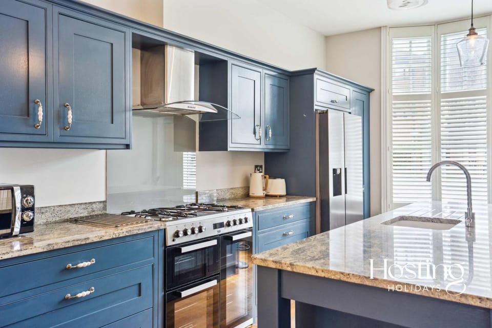 Coffee/tea facilities, Kitchen or kitchenette, dishwasher, oven, stove, toaster