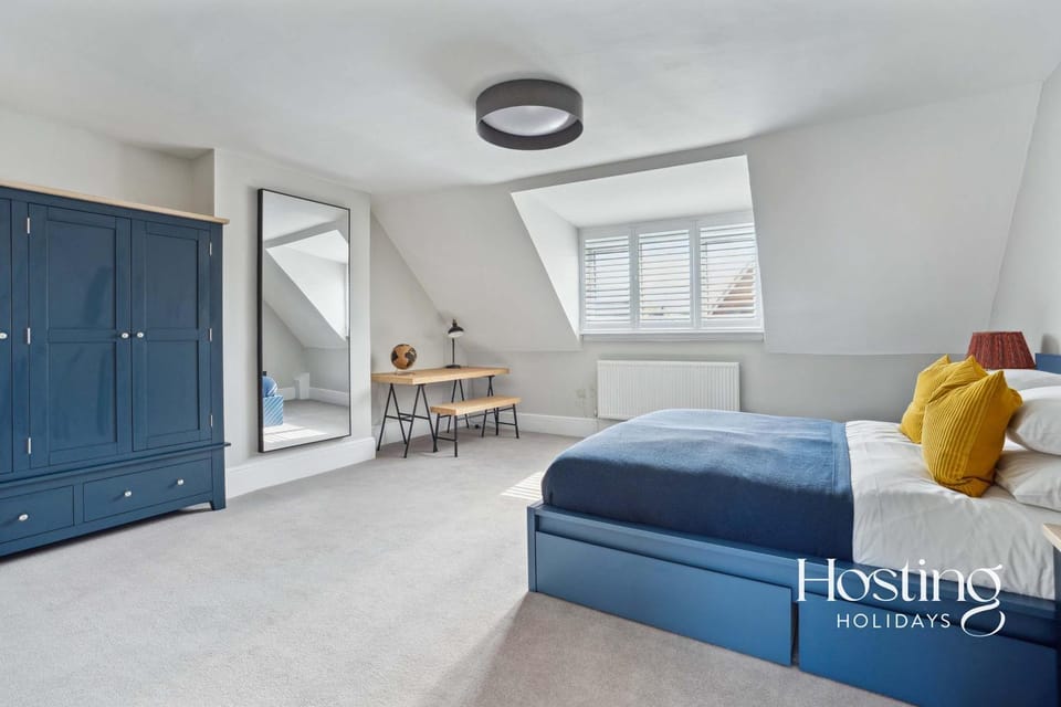 Bed, Photo of the whole room, Seating area, Bedroom, wardrobe