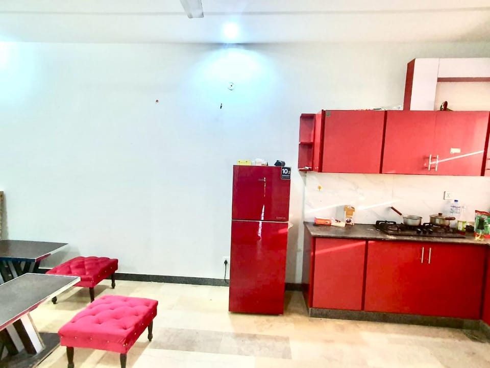 Kitchen or kitchenette, Dining area, stove