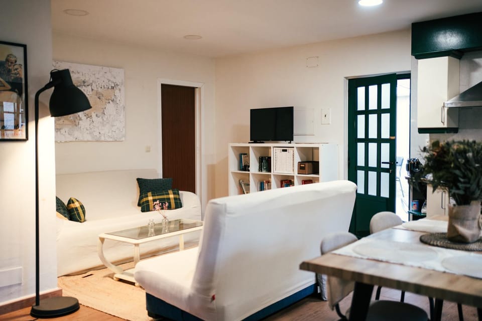 Communal lounge/ TV room, Living room, Dining area, Evening entertainment