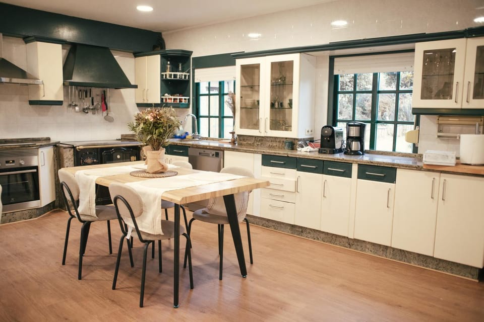 Kitchen or kitchenette, Dining area, dishwasher, oven, stove