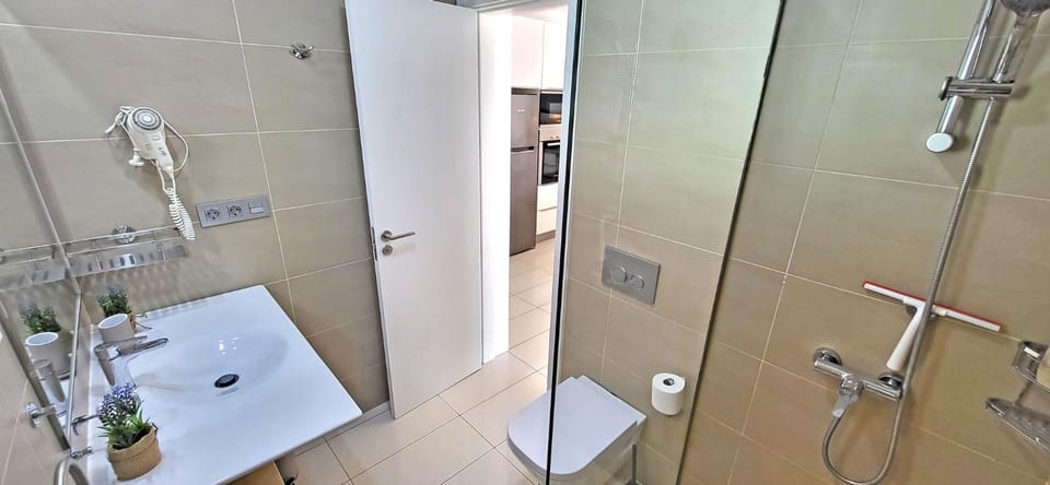 Shower, Toilet, Bathroom, towels