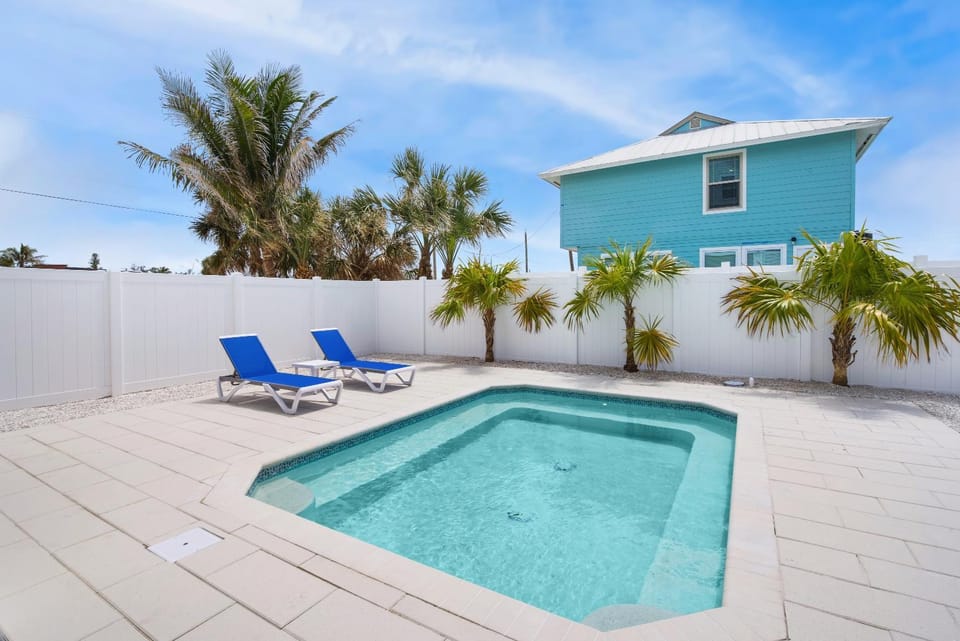 Easy and Lazy Retreat by Sun Palace Vacations House in Estero Island