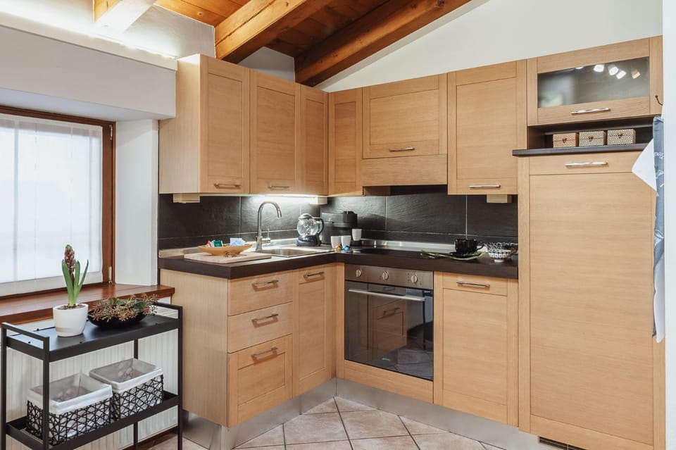 Coffee/tea facilities, dishwasher, oven, stove, toaster