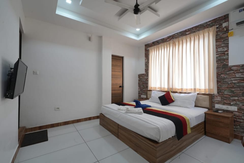 Bed, TV and multimedia, Photo of the whole room, air conditioner