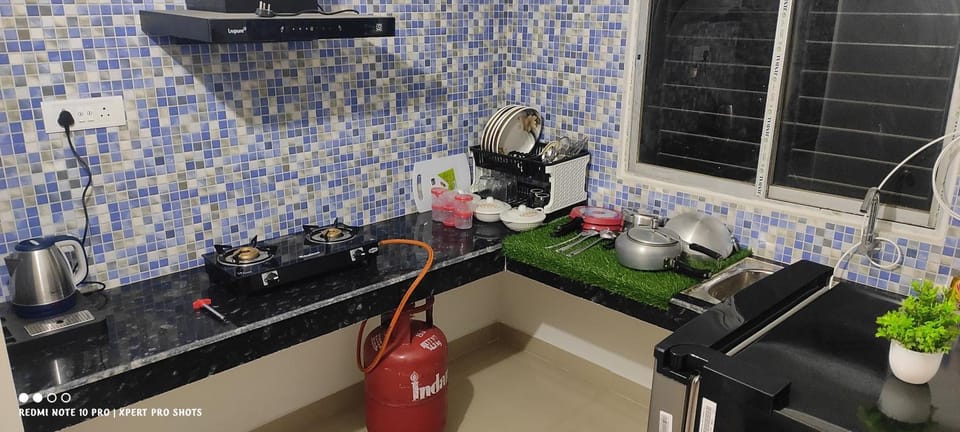 Coffee/tea facilities, Kitchen or kitchenette, stove