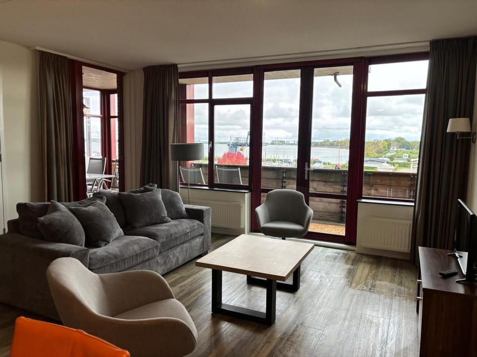 Natural landscape, TV and multimedia, Living room, Seating area