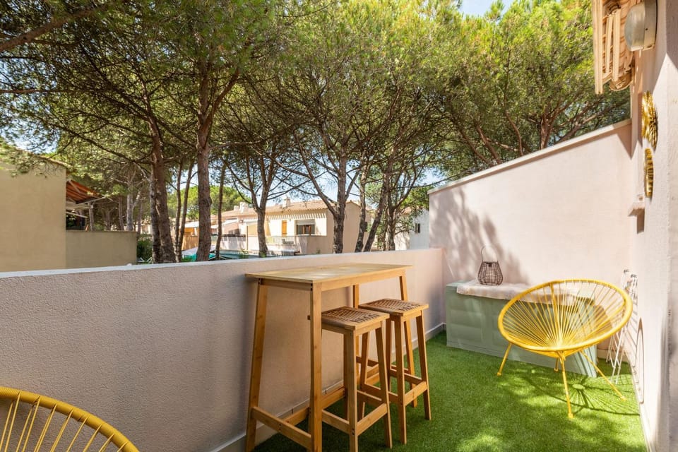 Cap Vert Cozy Air-Conditioned Apartment with Terrace and Pool House in Agde