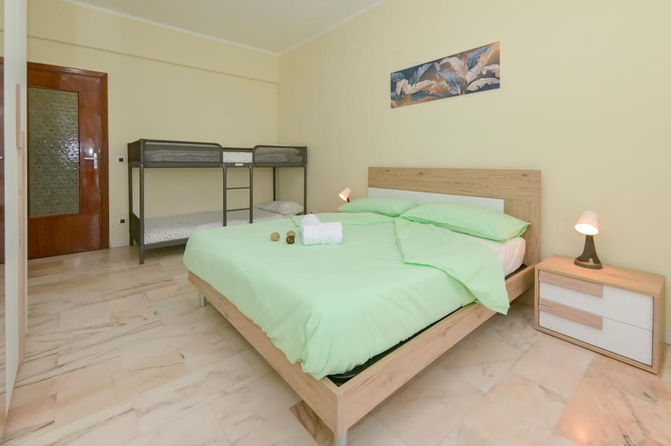 Bed, Photo of the whole room, Bedroom, bunk bed, towels