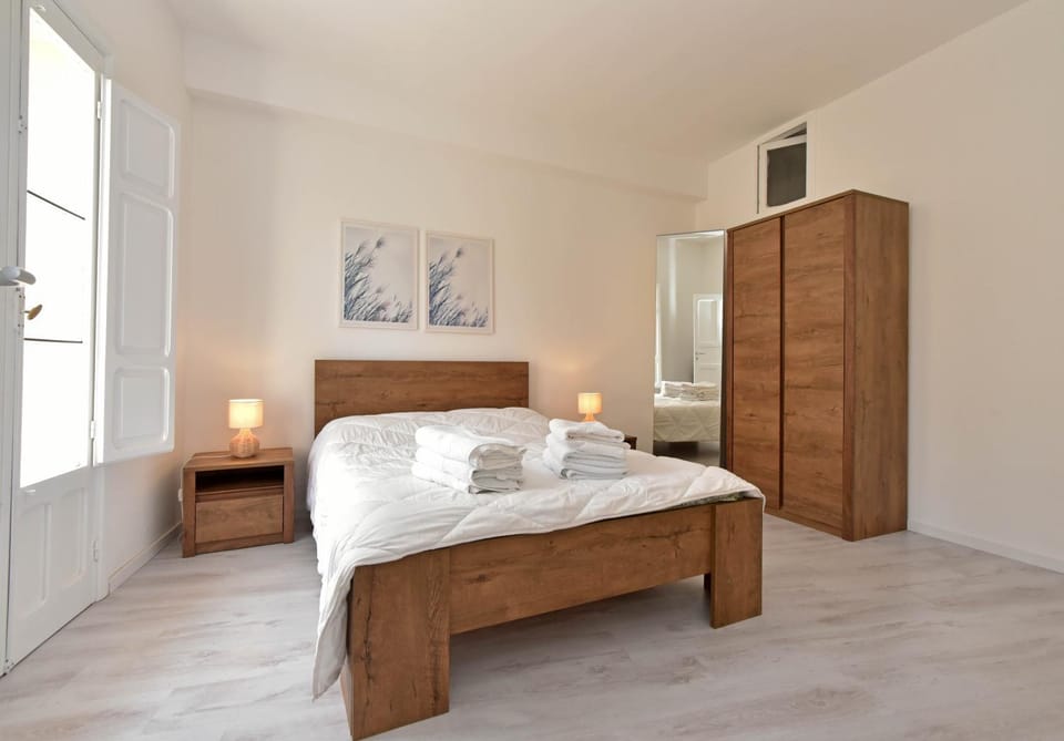 Bed, Photo of the whole room, Bedroom, air conditioner