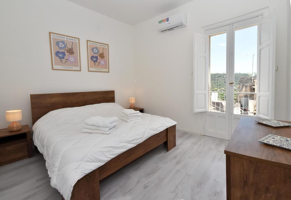 Bed, Photo of the whole room, Bedroom, air conditioner