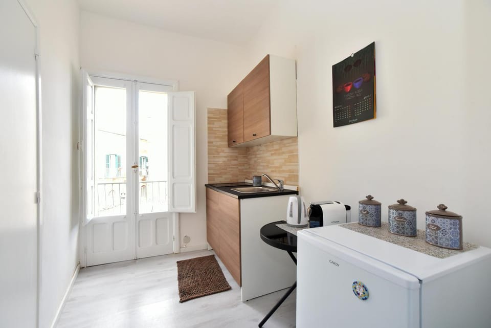 Coffee/tea facilities, Kitchen or kitchenette, minibar, stove, toaster