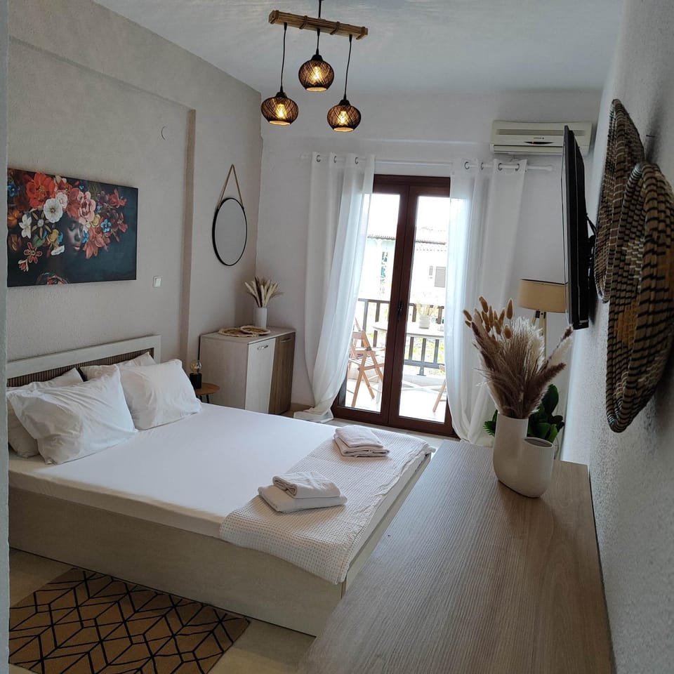 Bed, Photo of the whole room, towels, air conditioner