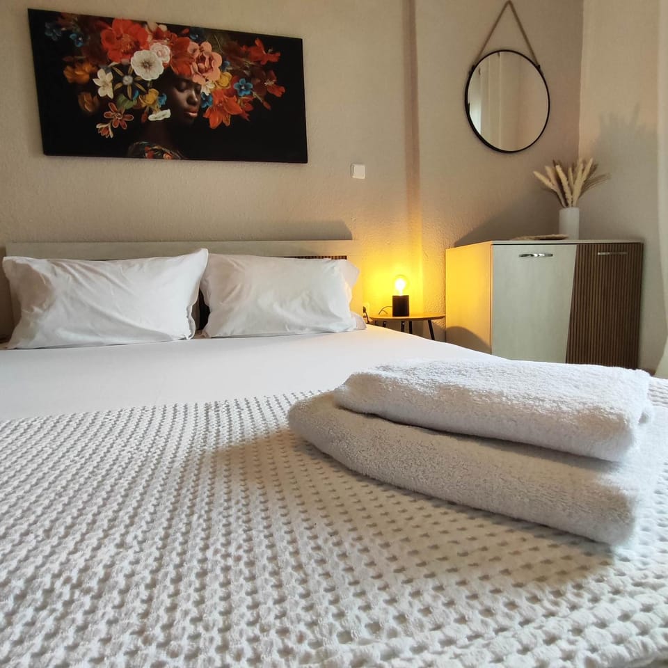 Bed, Bedroom, towels