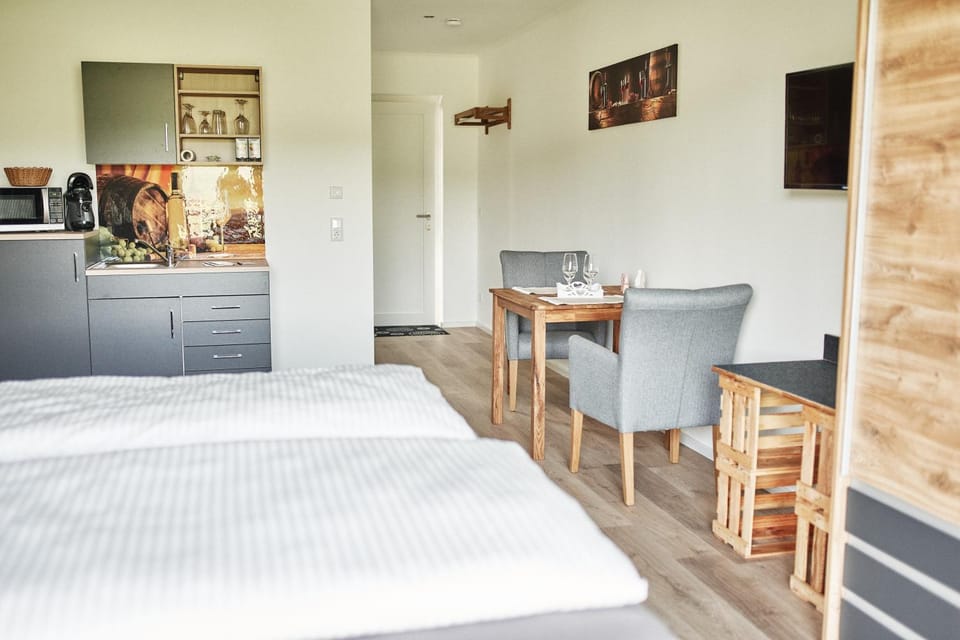 Kitchen or kitchenette, Seating area