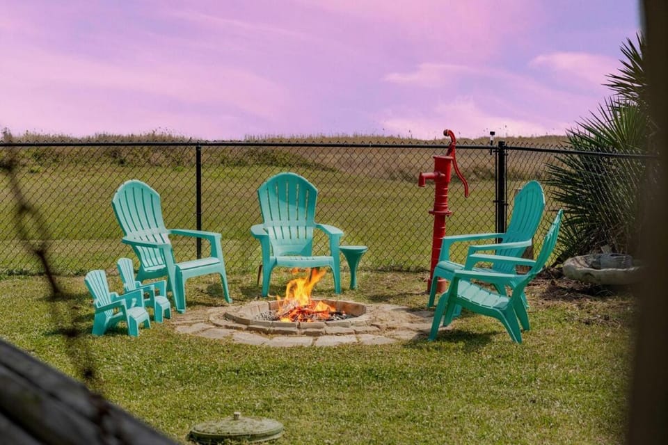 The Sandpiper's Feather Fire Pit Pets Yard Sleeps 11 House in Bolivar Peninsula