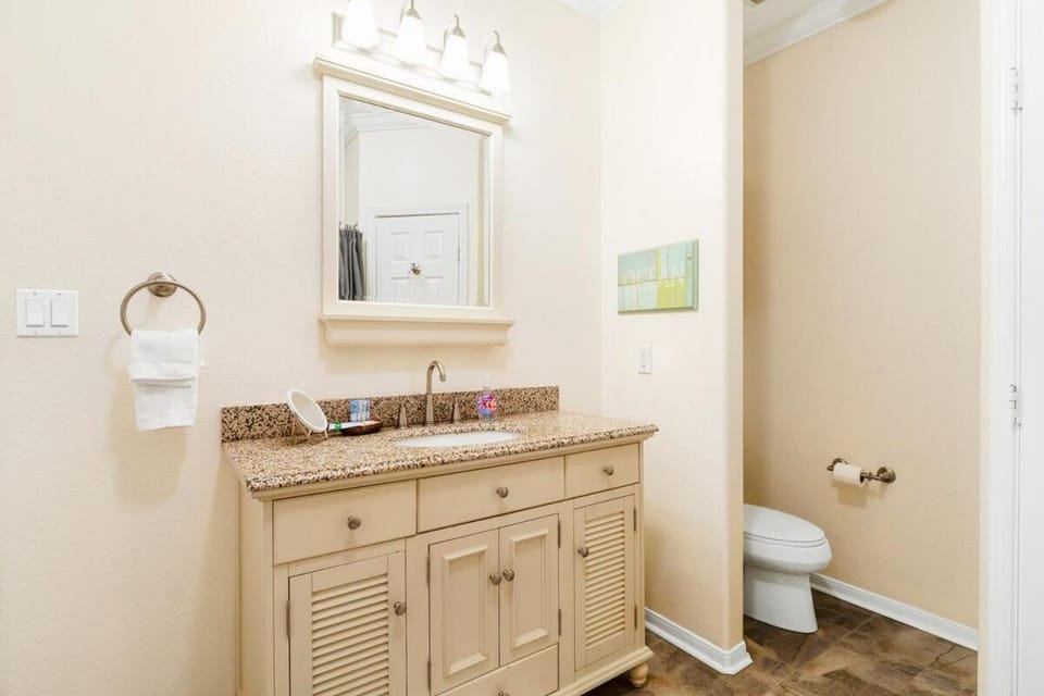 The Sandpiper's Feather Fire Pit Pets Yard Sleeps 11 House in Bolivar Peninsula