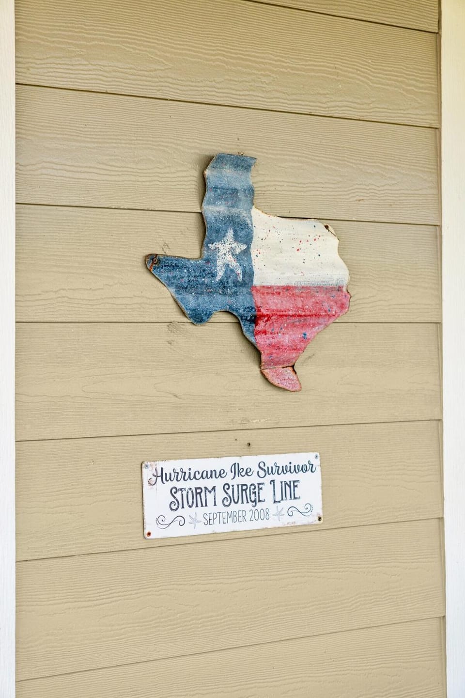 The Sandpiper's Feather Fire Pit Pets Yard Sleeps 11 House in Bolivar Peninsula