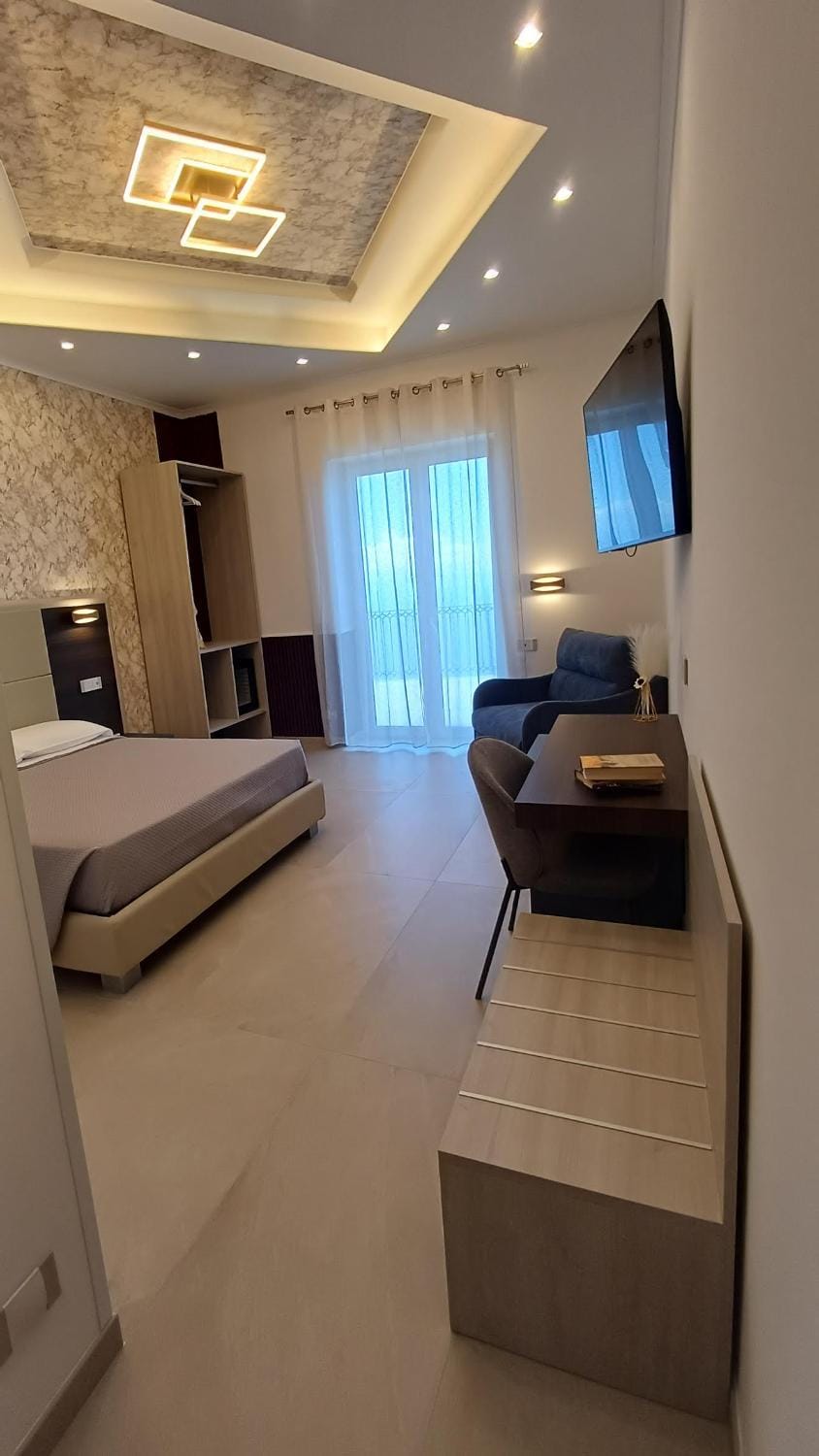 Bed, TV and multimedia, Photo of the whole room, Bedroom