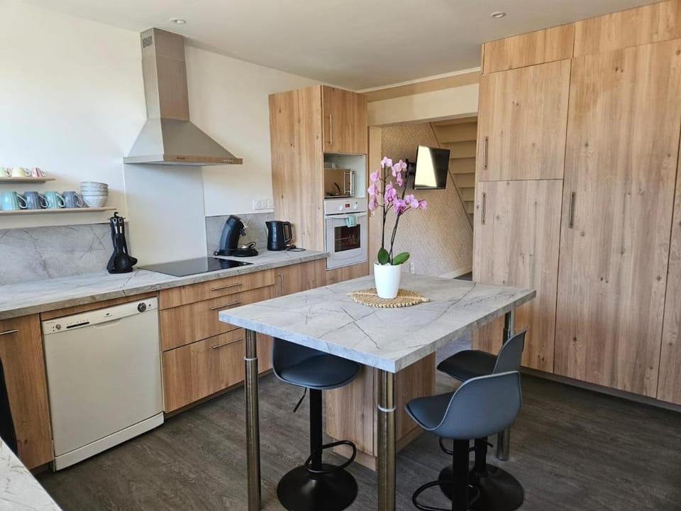 Kitchen or kitchenette, Dining area, microwave, oven, stove